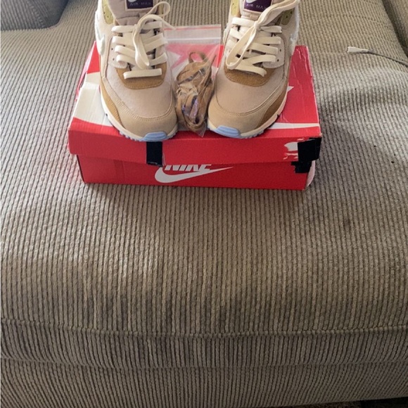 Nike air max 1 they come with 2 different color laces to match the shoes. - Picture 2 of 5